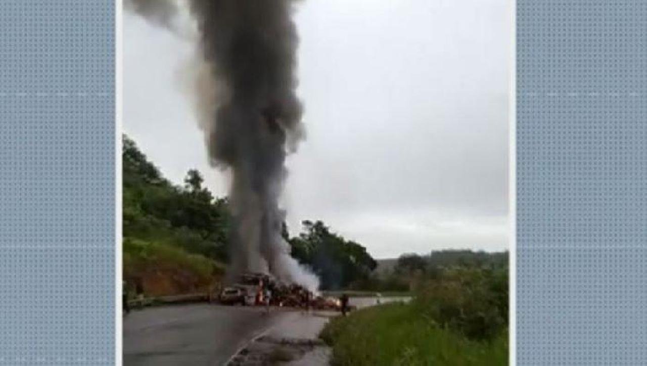 ITAMARAJU: VEÍCULOS PEGAM FOGO APÓS COLISÃO NA BR-101 ITAMARAJU: VEÍCULOS PEGAM FOGO APÓS COLISÃO NA BR-101
