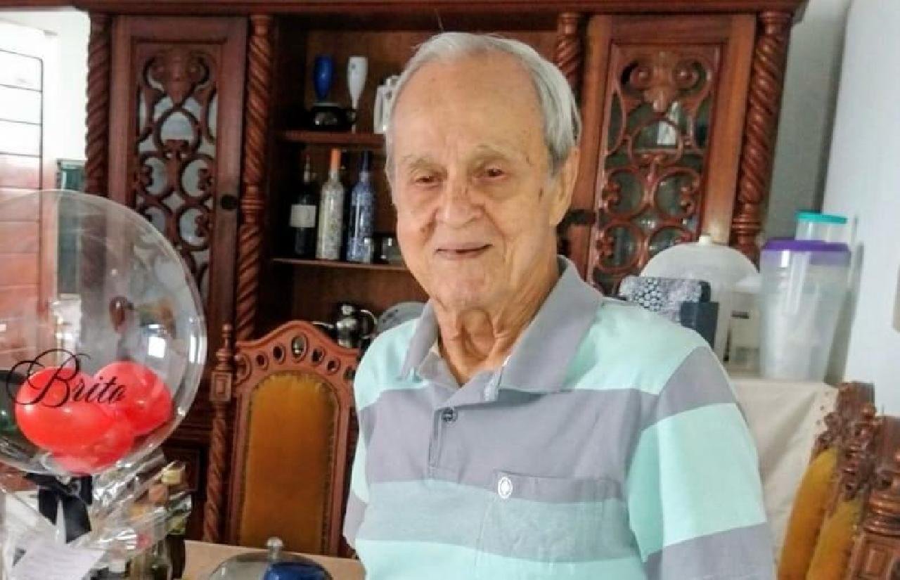 ILHÉUS PERDE UM DE SEUS COMERCIANTES MAIS TRADICIONAIS: JOÃO FERREIRA BRITO, O "SEU JOÃO DA GARDÊNIA" ILHÉUS PERDE UM DE SEUS COMERCIANTES MAIS TRADICIONAIS: JOÃO FERREIRA BRITO, O "SEU JOÃO DA GARDÊNIA"