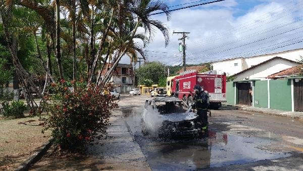 CARRO PEGA FOGO NA ZONA SUL DE ILHÉUS 