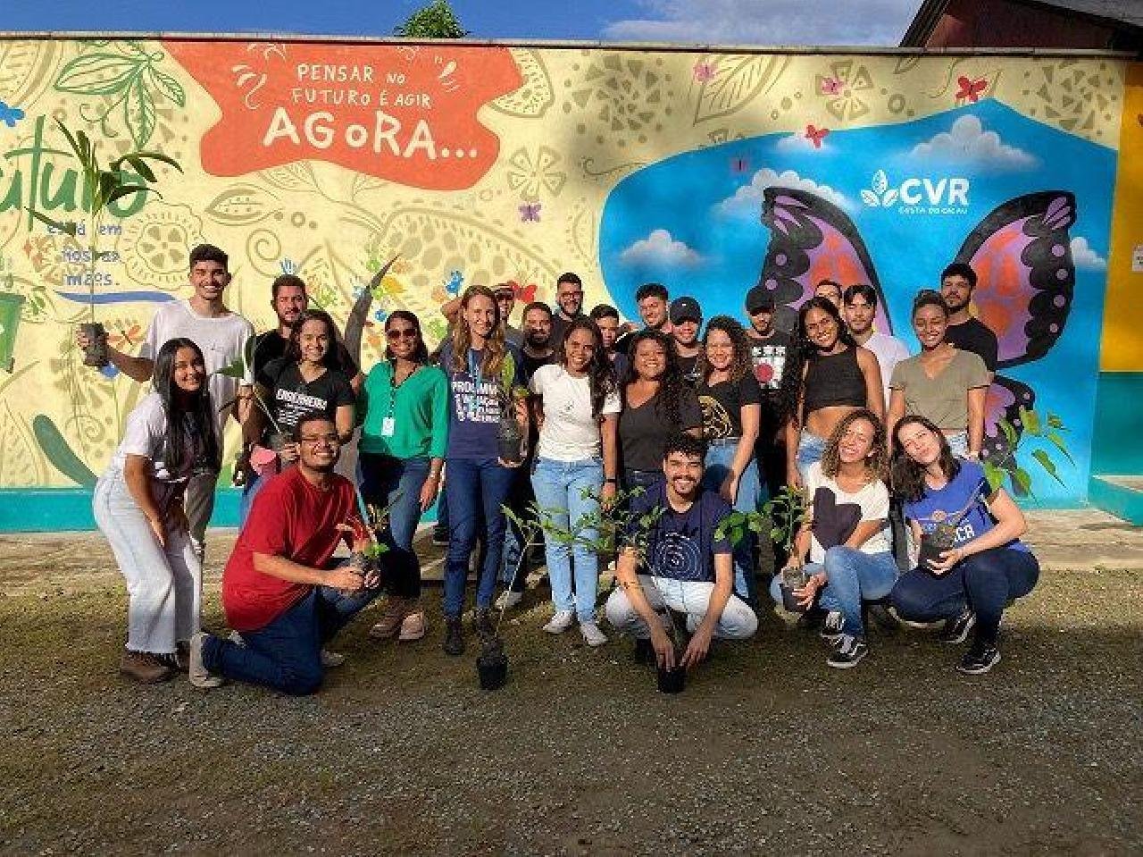 ESTUDANTES DA UESC APRENDEM MAIS SOBRE GESTÃO DE RESÍDUOS DURANTE VISITA À CRV COSTA DO CACAU ESTUDANTES DA UESC APRENDEM MAIS SOBRE GESTÃO DE RESÍDUOS DURANTE VISITA À CRV COSTA DO CACAU