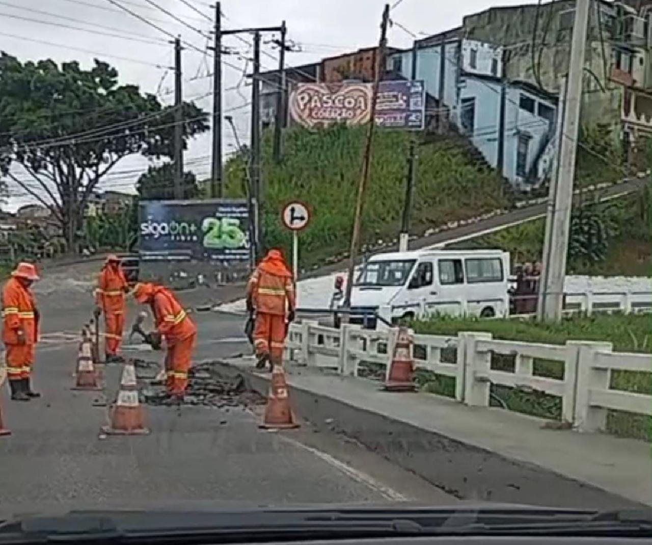 APÓS DENÚNCIA DA ILHÉUS FM, SEINFRA REALIZA INTERVENÇÃO NA PONTE LOMANTO JÚNIOR.