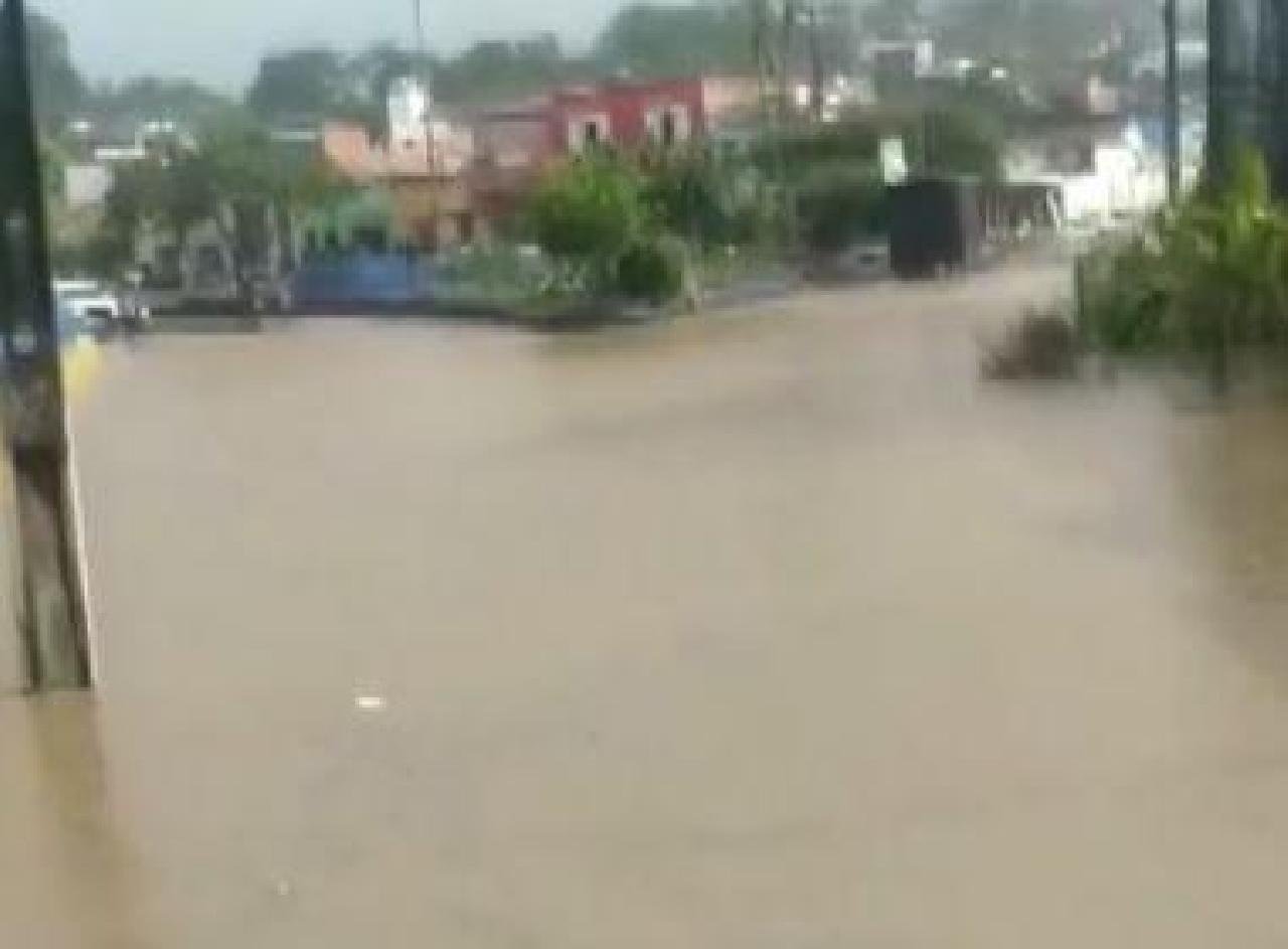 CHUVAS EM COARACI INVADE CASAS E LOJAS E CAUSAM SÉRIOS TRANSTORNOS CHUVAS EM COARACI INVADE CASAS E LOJAS E CAUSAM SÉRIOS TRANSTORNOS