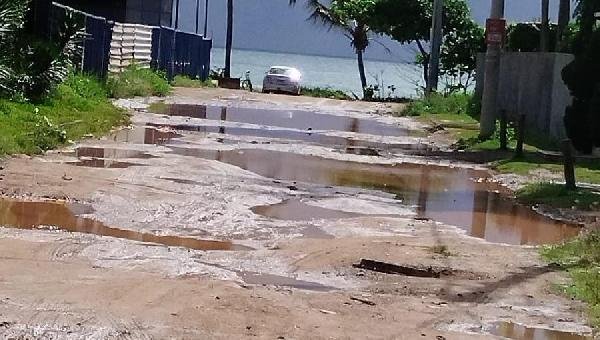 MORADORES RECLAMAM DE ABANDONO NA RUA RAIMUNDO KRUSCHEWSKI, NO JARDIM ATLÂNTICO