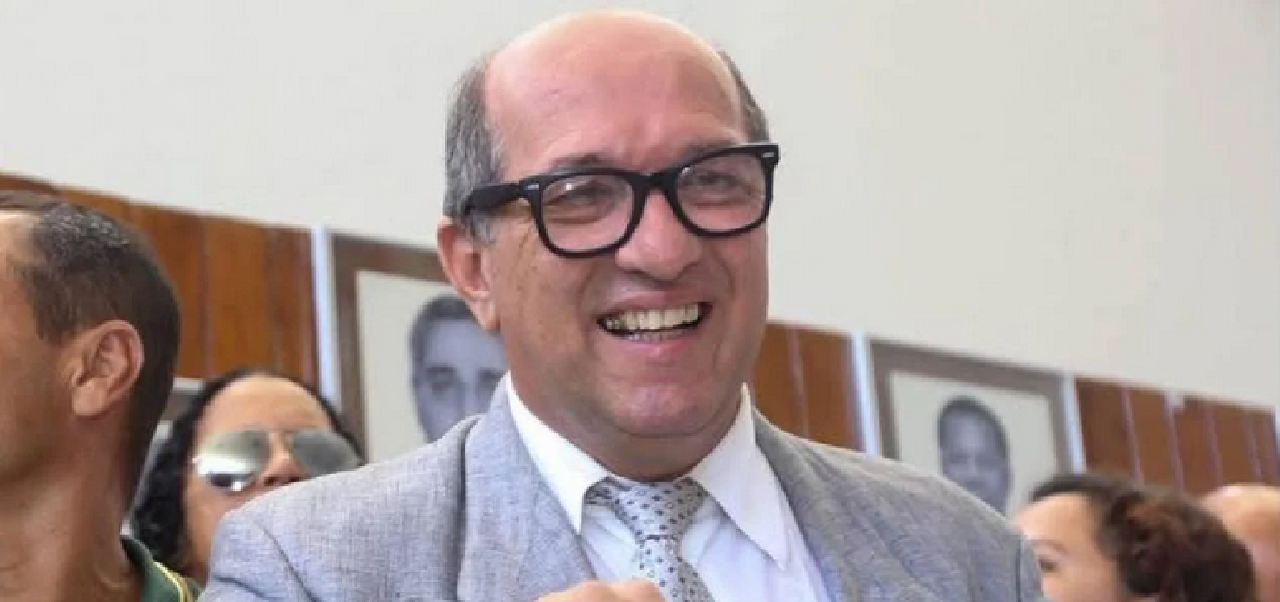 JOSÉ NAZAL ASSUME CADEIRA NA ACADEMIA DE LETRAS DE ILHÉUS JOSÉ NAZAL ASSUME CADEIRA NA ACADEMIA DE LETRAS DE ILHÉUS