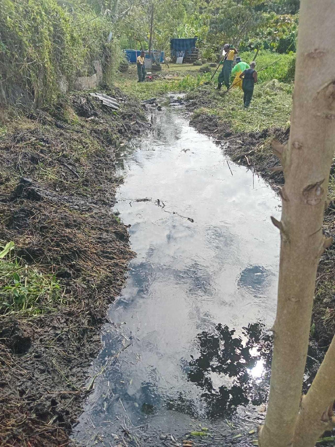 CANAL E VALETAS DO ILHÉUS II PASSAM POR LIMPEZA PARA MELHORAR ESCOAMENTO DA ÁGUA