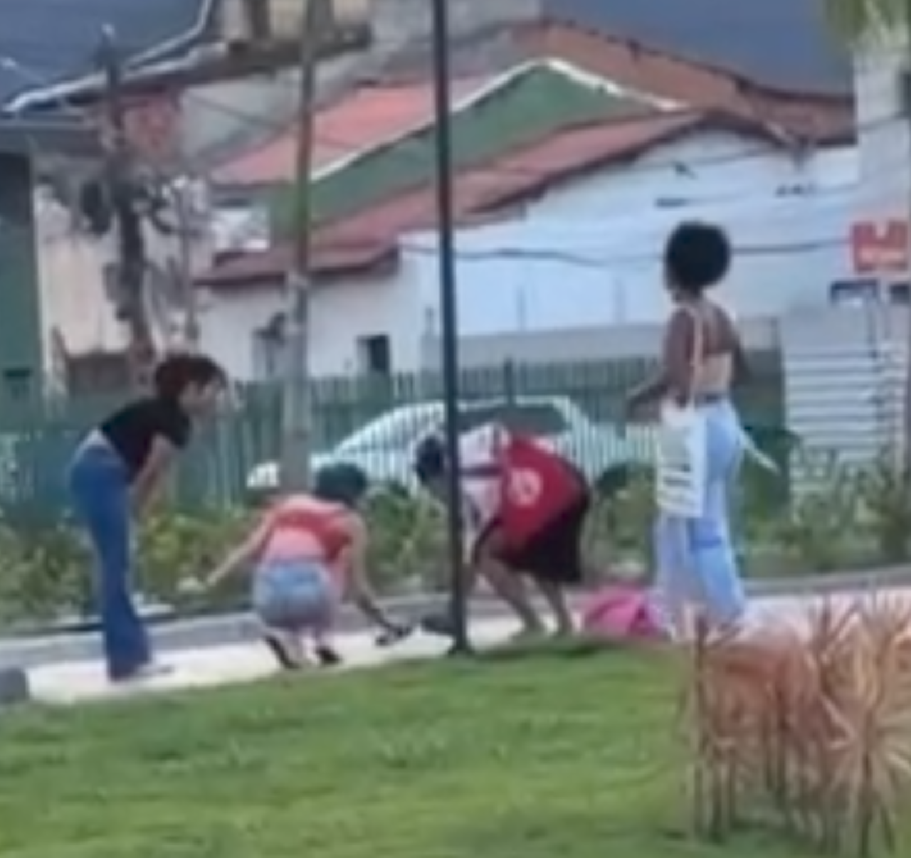 JOVENS SÃO FLAGRADAS PICHANDO CALÇADA NA PRAÇA CAIRU, NO CENTRO DE ILHÉUS JOVENS SÃO FLAGRADAS PICHANDO CALÇADA NA PRAÇA CAIRU, NO CENTRO DE ILHÉUS