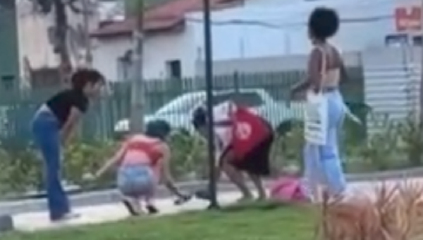 JOVENS SÃO FLAGRADAS PICHANDO CALÇADA NA PRAÇA CAIRU, NO CENTRO DE ILHÉUS