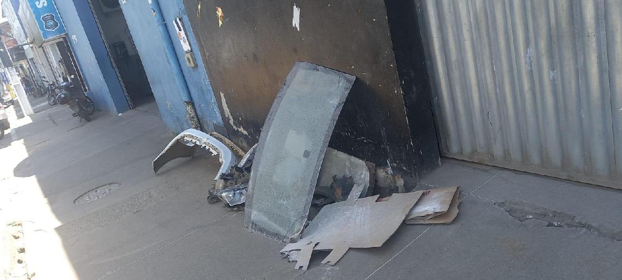 OFICINA NA AVENIDA ITABUNA DESCARTA RESTOS DE CHAPARIA EM CALÇADA OFICINA NA AVENIDA ITABUNA DESCARTA RESTOS DE CHAPARIA EM CALÇADA