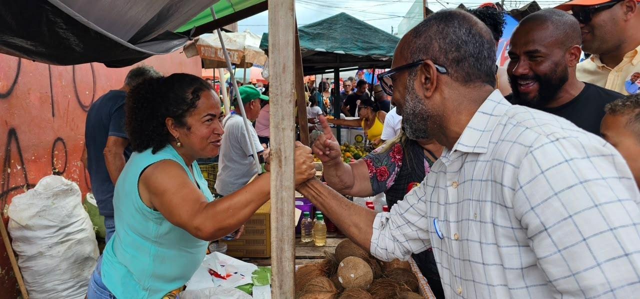 EM ITABUNA, BEBETO APRESENTA PROPOSTAS DURANTE CORPO A CORPO NA FEIRA DO CENTRO COMERCIAL