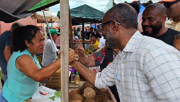 EM ITABUNA, BEBETO APRESENTA PROPOSTAS DURANTE CORPO A CORPO NA FEIRA DO CENTRO COMERCIAL