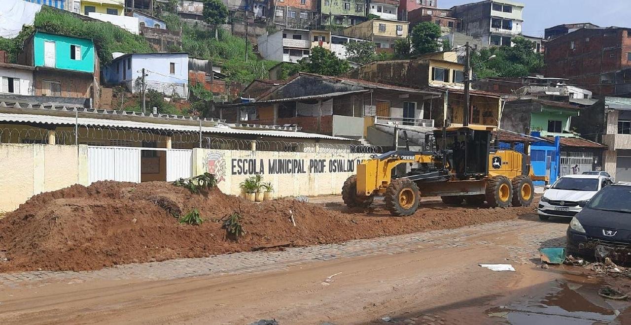 OPERAÇÃO TAPA-BURACOS É RETOMADA EM ILHÉUS OPERAÇÃO TAPA-BURACOS É RETOMADA EM ILHÉUS