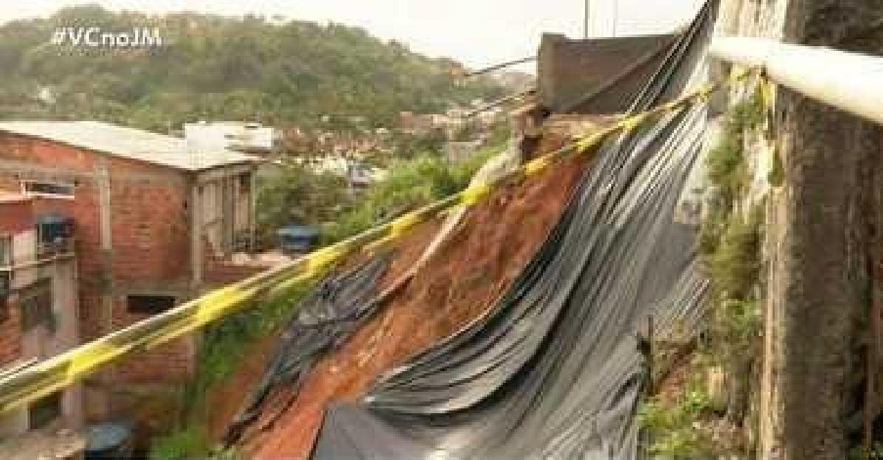 DESLIZAMENTO DE TERRA ATINGE CASAS EM ILHÉUS DESLIZAMENTO DE TERRA ATINGE CASAS EM ILHÉUS
