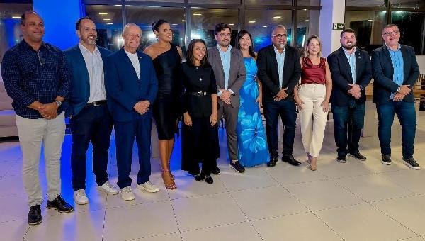 PREFEITO VALDERICO JUNIOR PRESTIGIA POSSE DA NOVA DIRETORIA DA CDL DE ILHÉUS