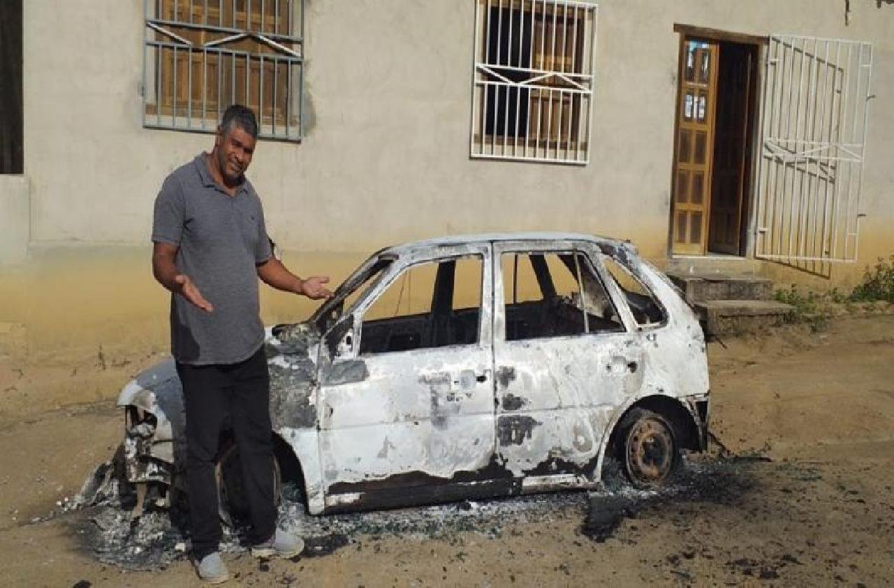 PRÉ-CANDIDATO A VEREADOR DE PORTO SEGURO TEM CARRO INCENDIADO PRÉ-CANDIDATO A VEREADOR DE PORTO SEGURO TEM CARRO INCENDIADO
