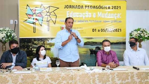 JORNADA PEDAGÓGICA INICIA COM DIÁLOGO SOBRE EDUCAÇÃO EM NOVOS TEMPOS 