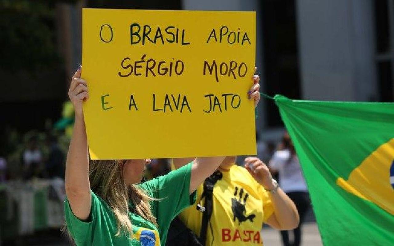 MANIFESTANTES VÃO À SOARES LOPES APOIAR A LAVA-JATO MANIFESTANTES VÃO À SOARES LOPES APOIAR A LAVA-JATO