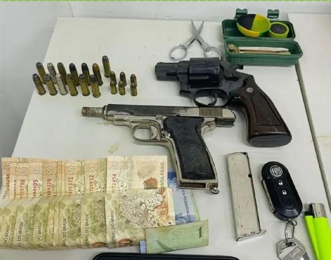 HOMEM É PRESO COM ARMAS E DROGAS NO CURURUPE, EM ILHÉUS
