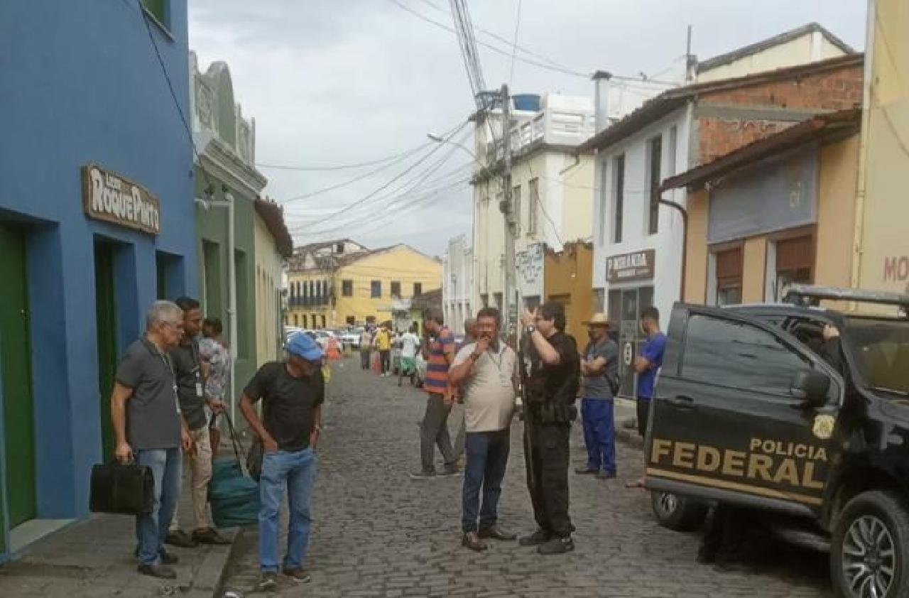 PRODUTORES DE LICOR ARTESANAL ESTÃO COM RECEIO DE SOFRER OPERAÇÕES DA POLÍCIA FEDERAL E DO MINISTÉRIO DA AGRICULTURA PRODUTORES DE LICOR ARTESANAL ESTÃO COM RECEIO DE SOFRER OPERAÇÕES DA POLÍCIA FEDERAL E DO MINISTÉRIO DA AGRICULTURA