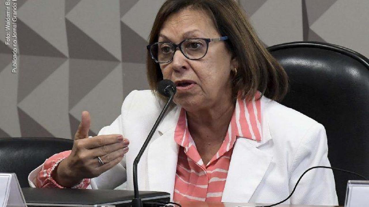 "SABEMOS QUE O PROFESSOR NÃO RECEBE O ADEQUADO", AFIRMA LÍDICE. "SABEMOS QUE O PROFESSOR NÃO RECEBE O ADEQUADO", AFIRMA LÍDICE.