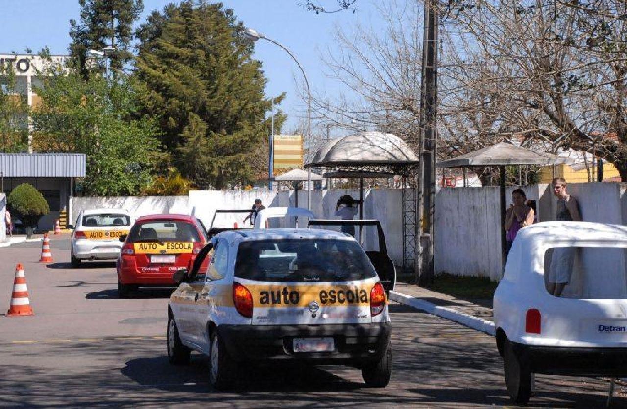 COMISSÃO DEBATE FIM DA OBRIGATORIEDADE DE CURSAR AUTOESCOLA PARA TIRAR CARTEIRA DE MOTORISTA COMISSÃO DEBATE FIM DA OBRIGATORIEDADE DE CURSAR AUTOESCOLA PARA TIRAR CARTEIRA DE MOTORISTA