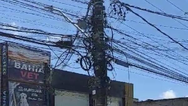 COMERCIANTES SE QUEIXAM DE CABOS E FIOS DE INTERNET PENDURADOS NA AV.ITABUNA 