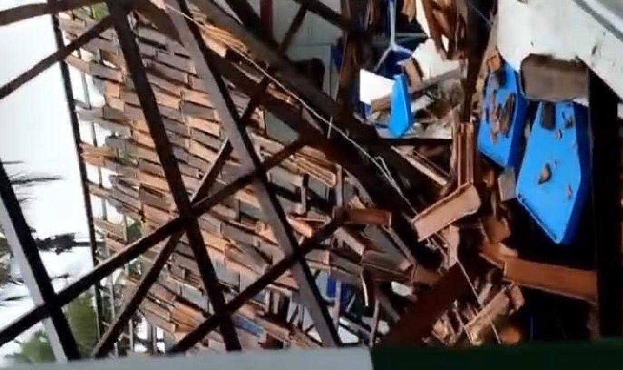 TELHADO DE ESCOLA CAI DURANTE A CHUVA EM PORTO SEGURO TELHADO DE ESCOLA CAI DURANTE A CHUVA EM PORTO SEGURO