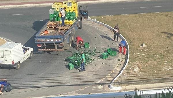 PARTE DE CARGA DE CAMINHÃO CAI NA BA001, ZONA SUL DE ILHÉUS 