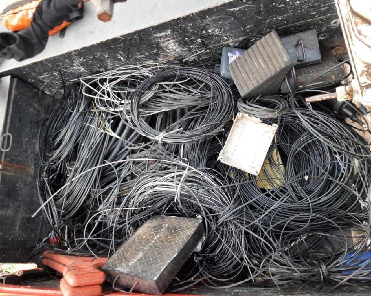 APÓS AÇÕES DA CÂMARA, NEOENERGIA COELBA REALIZA FORÇA-TAREFA PARA REMOVER CABOS IRREGULARES EM ILHÉUS