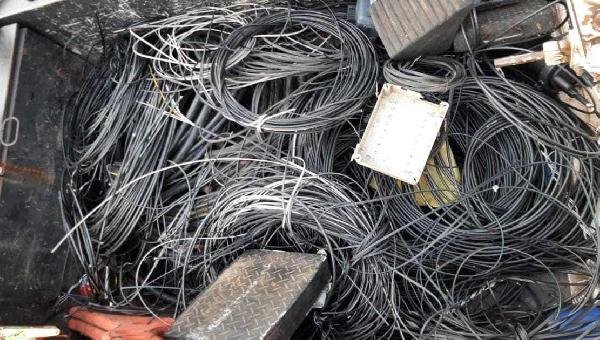 APÓS AÇÕES DA CÂMARA, NEOENERGIA COELBA REALIZA FORÇA-TAREFA PARA REMOVER CABOS IRREGULARES EM ILHÉUS