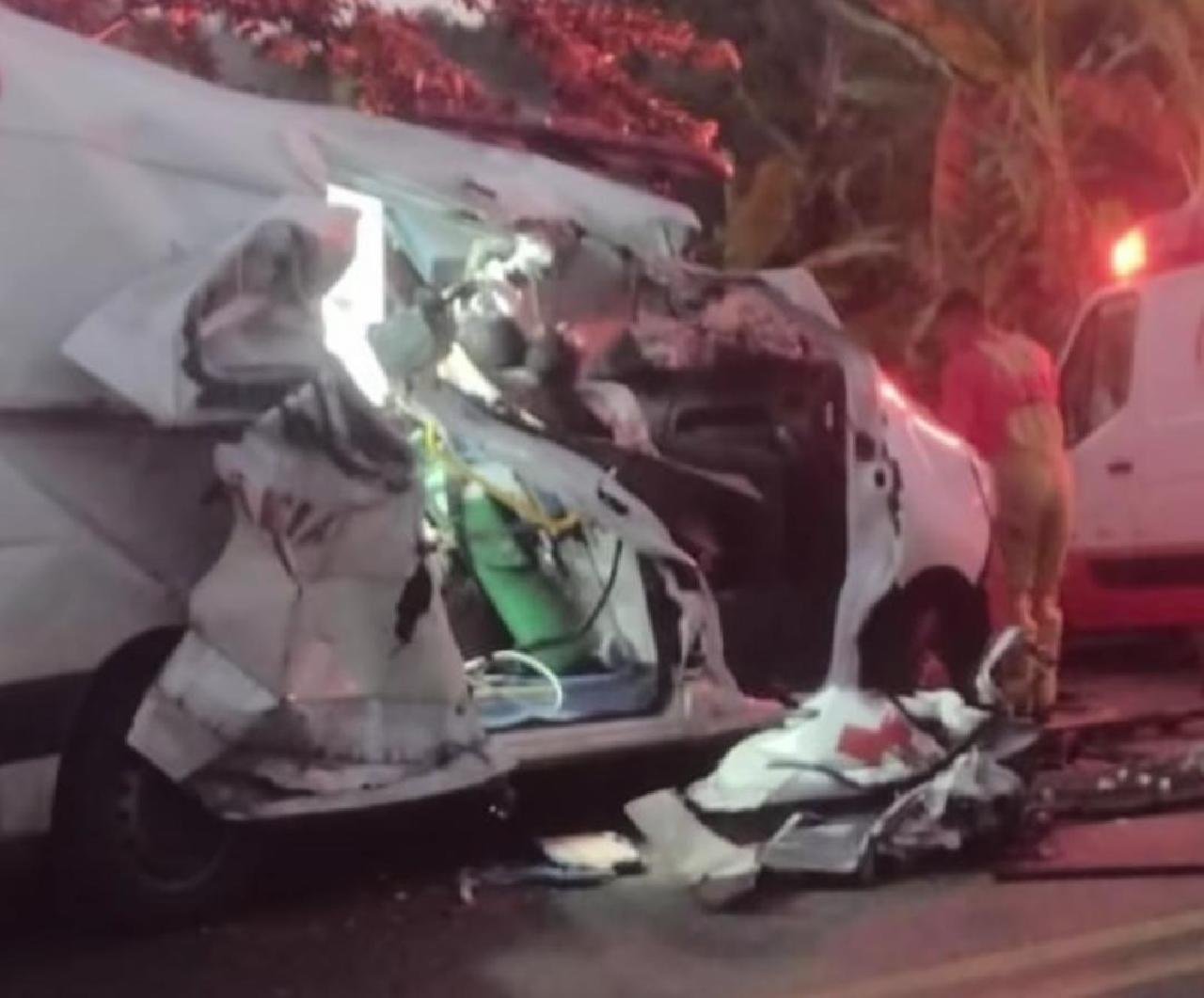 TRÊS PESSOAS MORREM EM ACIDENTE COM AMBULÂNCIA E OUTROS DOIS VEÍCULOS NA BR-101, EM SÃO JOSÉ DA VITÓRIA, DEIXA TRÊS MORTOS