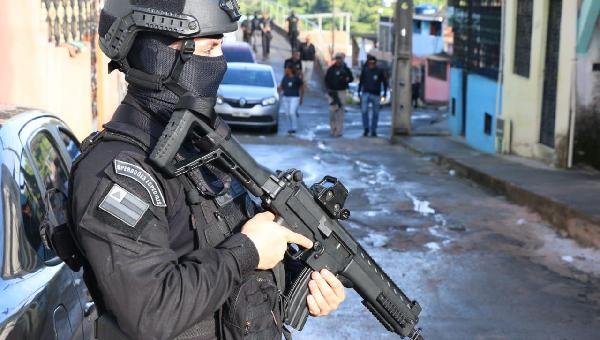 MEGAOPERAÇÃO LOCALIZA LÍDER DO TRÁFICO DE PIRAJÁ EM FLAT NA ORLA DE SALVADOR