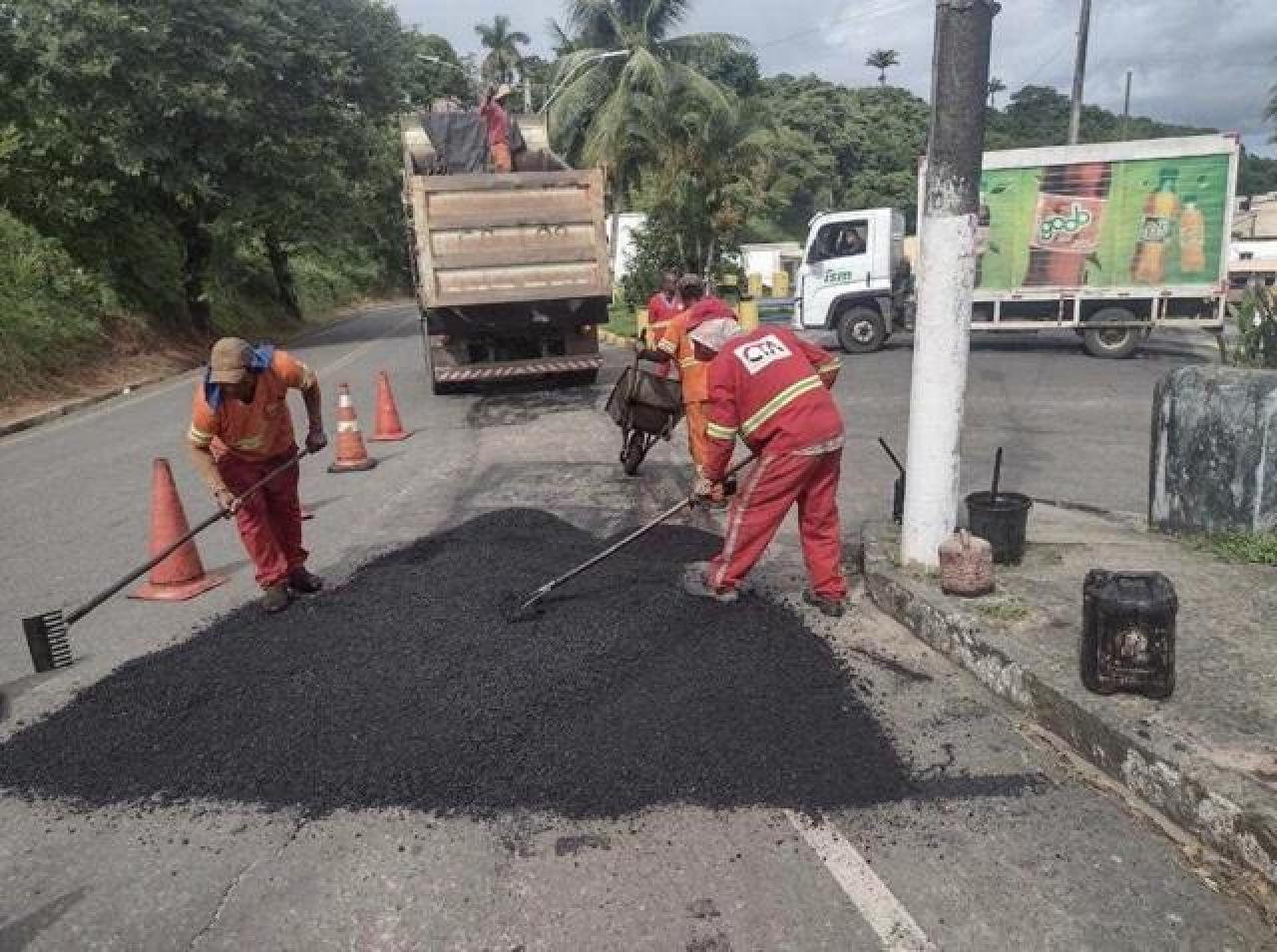 PREFEITURA SEGUE COM OPERAÇÃO “TAPA-BURACOS” EM ILHÉUS; SERVIÇO JÁ CONTEMPLOU 12 LOCALIDADES PREFEITURA SEGUE COM OPERAÇÃO “TAPA-BURACOS” EM ILHÉUS; SERVIÇO JÁ CONTEMPLOU 12 LOCALIDADES