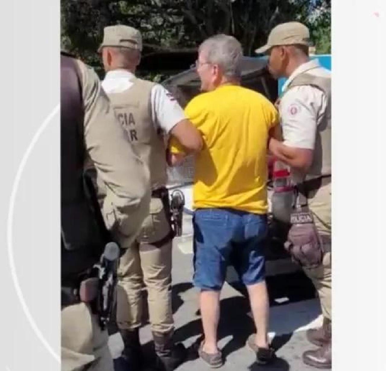 IDOSO É CONDUZIDO À DELEGACIA APÓS SUPOSTO CASO DE RACISMO E HOMOFOBIA EM COLÉGIO ELEITORAL DE SALVADOR IDOSO É CONDUZIDO À DELEGACIA APÓS SUPOSTO CASO DE RACISMO E HOMOFOBIA EM COLÉGIO ELEITORAL DE SALVADOR