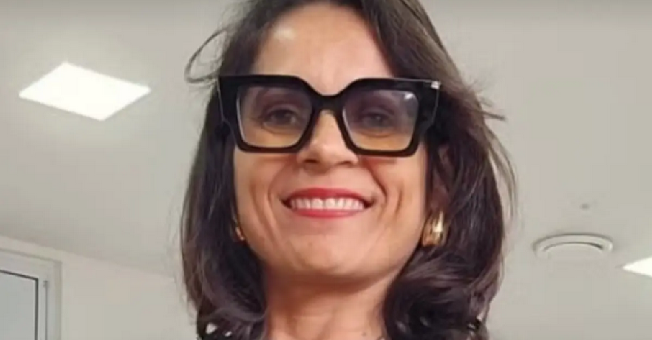 PROFESSORA DE CIPÓ ACERTA TEMA DA REDAÇÃO DO ENEM E É HOMENAGEADA POR ALUNOS PROFESSORA DE CIPÓ ACERTA TEMA DA REDAÇÃO DO ENEM E É HOMENAGEADA POR ALUNOS
