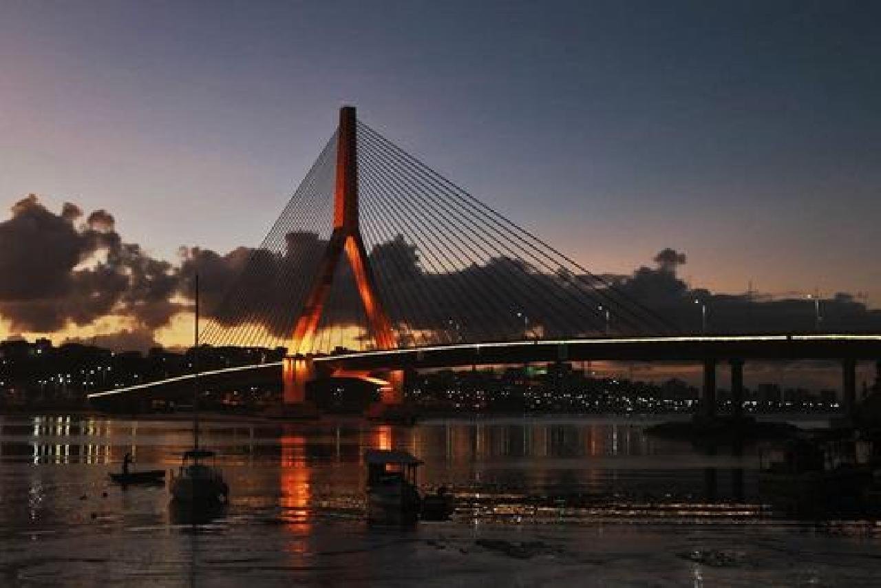 PLACA DE ILUMINAÇÃO QUEIMA E COMPROMETE ILUMINAÇÃO DA JORGE AMADO PLACA DE ILUMINAÇÃO QUEIMA E COMPROMETE ILUMINAÇÃO DA JORGE AMADO