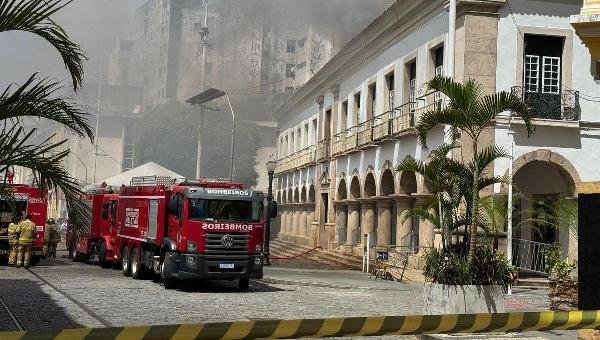 INCÊNDIO ATINGE CÂMARA MUNICIPAL DE SALVADOR E LOCAL É EVACUADO