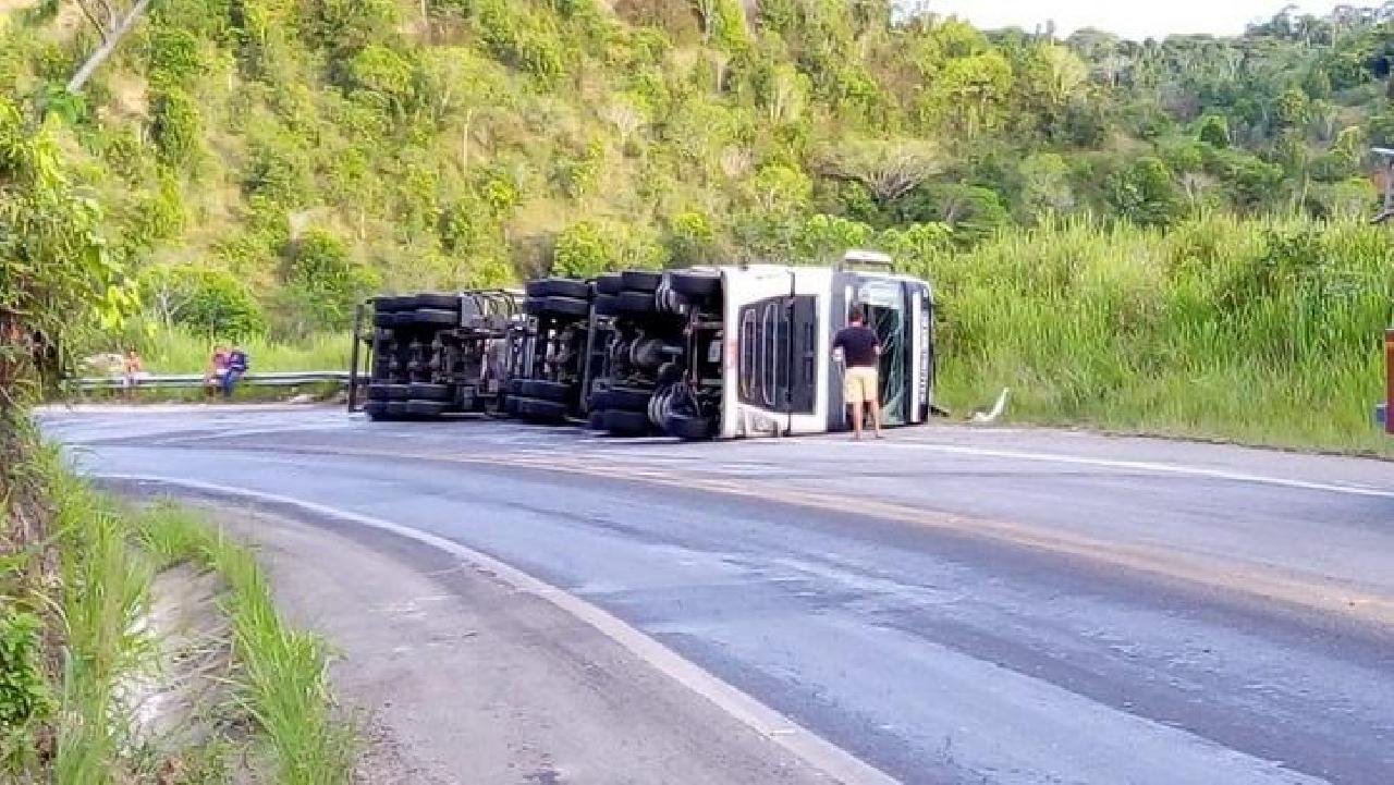 ITABELA: VEÍCULO CARREGADO COM DIESEL TOMBA NA BR-101; 40 MIL LITROS ESCOARAM ITABELA: VEÍCULO CARREGADO COM DIESEL TOMBA NA BR-101; 40 MIL LITROS ESCOARAM