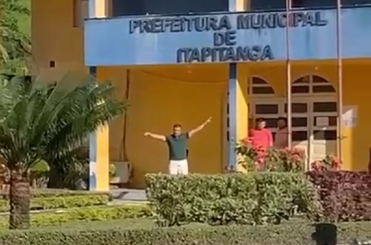 CIGANO COBRA DÍVIDA DE R$ 400 MIL À PREFEITO DE ITAPITANGA CIGANO COBRA DÍVIDA DE R$ 400 MIL À PREFEITO DE ITAPITANGA