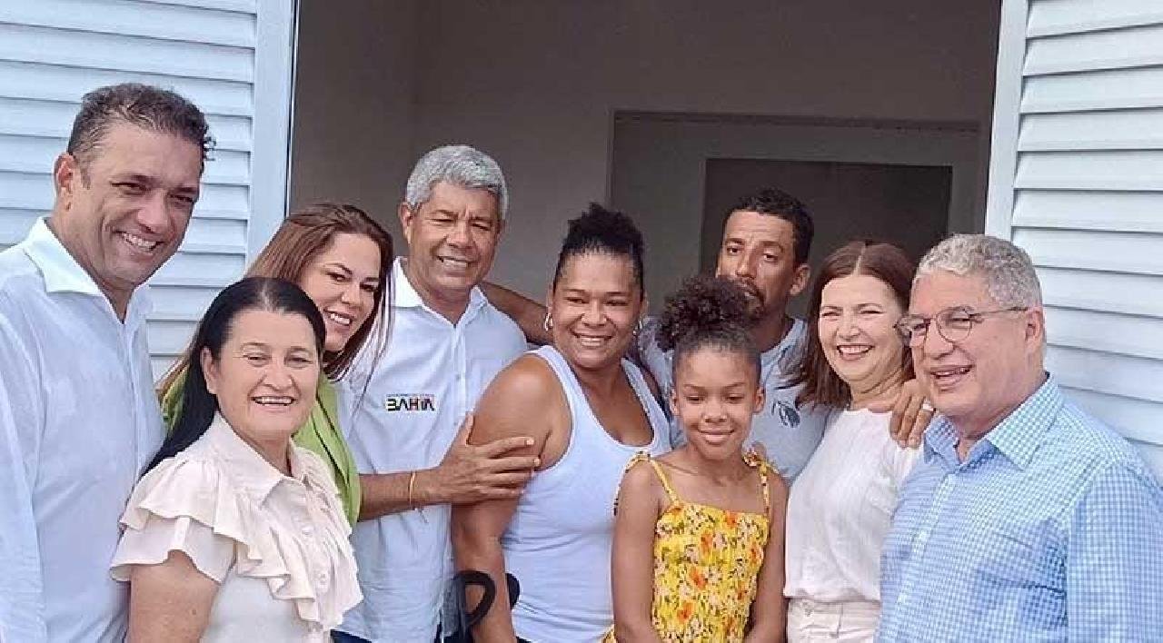 220 FAMÍLIAS, VÍTIMAS DAS CHUVAS DE 21, RECEBEM AS CHAVES DE SUAS CASAS, NO RESIDENCIAL SALOBRINHO