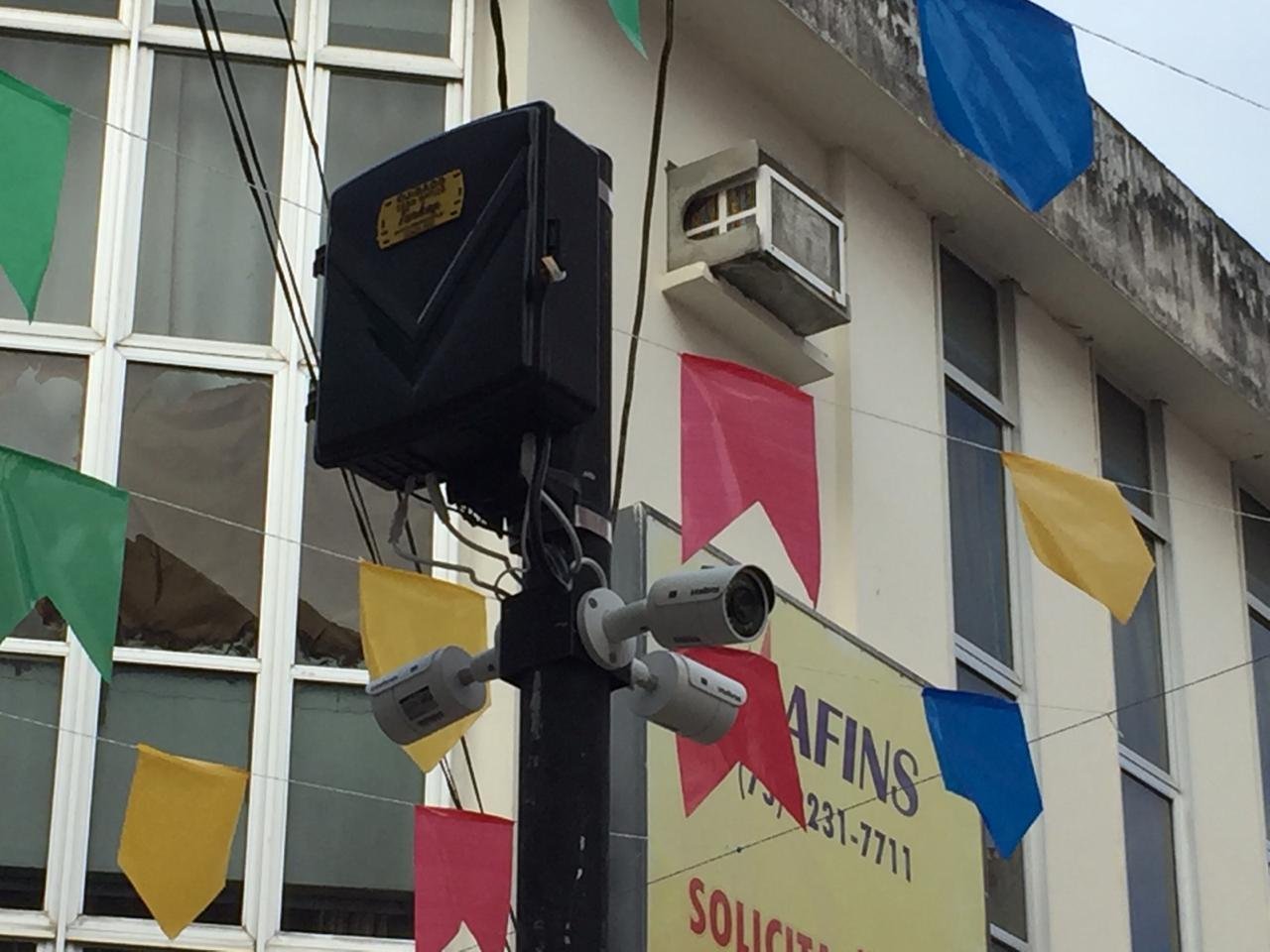 ILHÉUS: CÂMERAS DE VIDEOMONITORAMENTO SÃO INSTALADAS NO CENTRO ILHÉUS: CÂMERAS DE VIDEOMONITORAMENTO SÃO INSTALADAS NO CENTRO