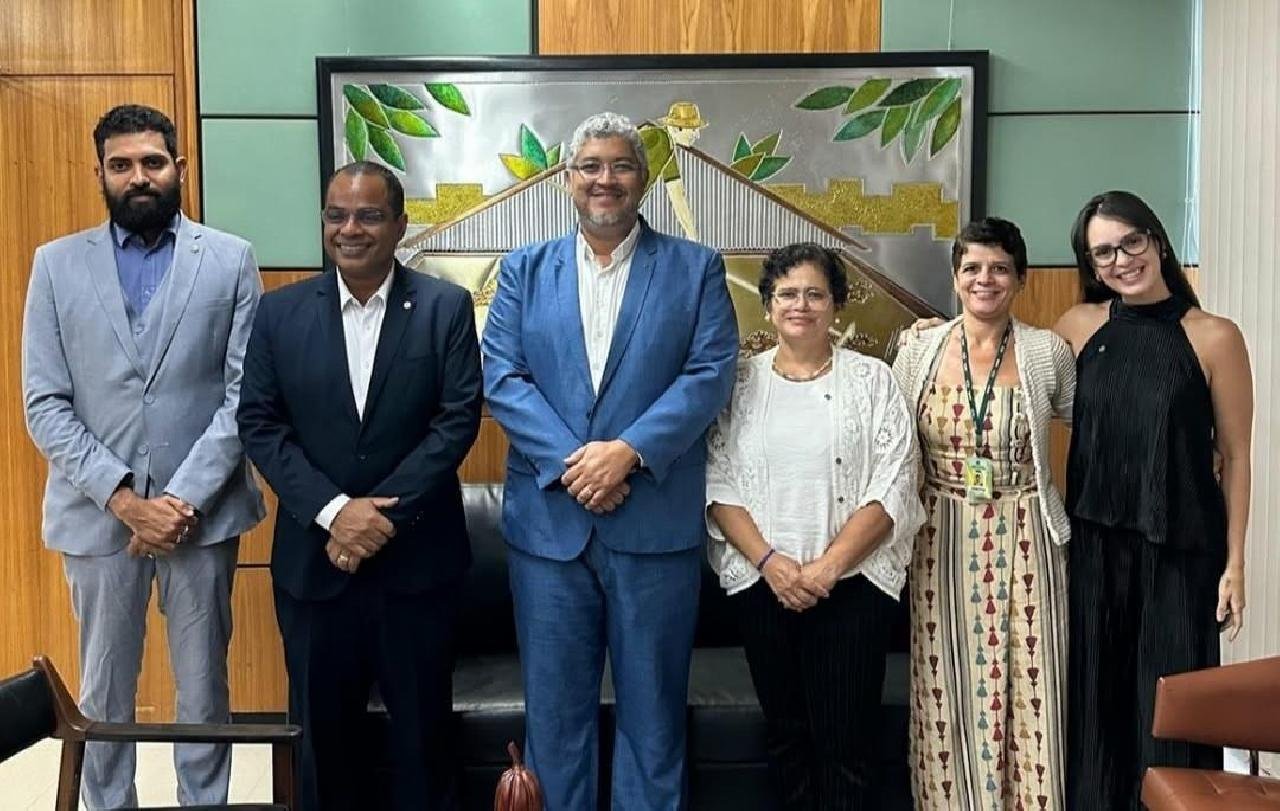 MAGNO LAVIGNE DEBATE QUALIFICAÇÃO PROFISSIONAL E FORTALECIMENTO DO EIXO SOCIAL DA CADEIA DO CACAU