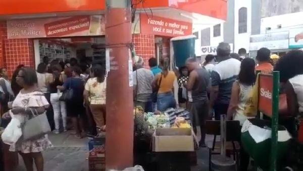 VÍDEO: EM ILHÉUS, PESSOAS FAZEM FILA PARA COMPRAR ÁLCOOL EM GEL; PRODUTO ESTÁ EM FALTA