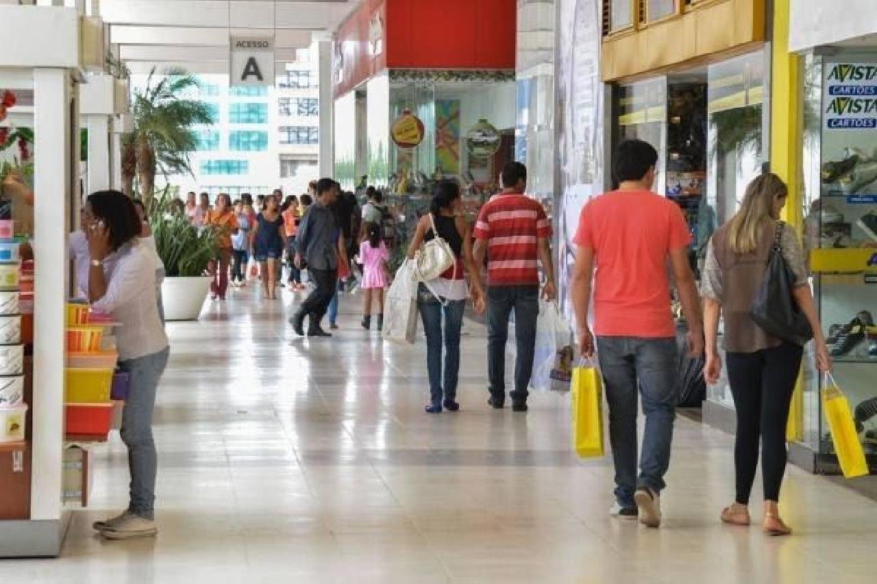 OFERTA DE VAGAS NO COMÉRCIO PARA O NATAL SERÁ A MAIOR EM SEIS ANOS OFERTA DE VAGAS NO COMÉRCIO PARA O NATAL SERÁ A MAIOR EM SEIS ANOS