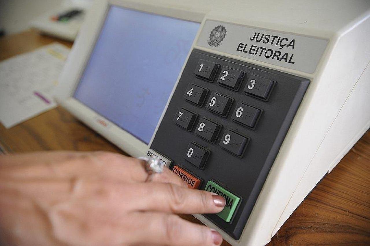 ERROS DE DIGITAÇÃO TRANSFORMAM CANDIDATOS EM "BILIONÁRIOS"; ENTENDA ERROS DE DIGITAÇÃO TRANSFORMAM CANDIDATOS EM "BILIONÁRIOS"; ENTENDA