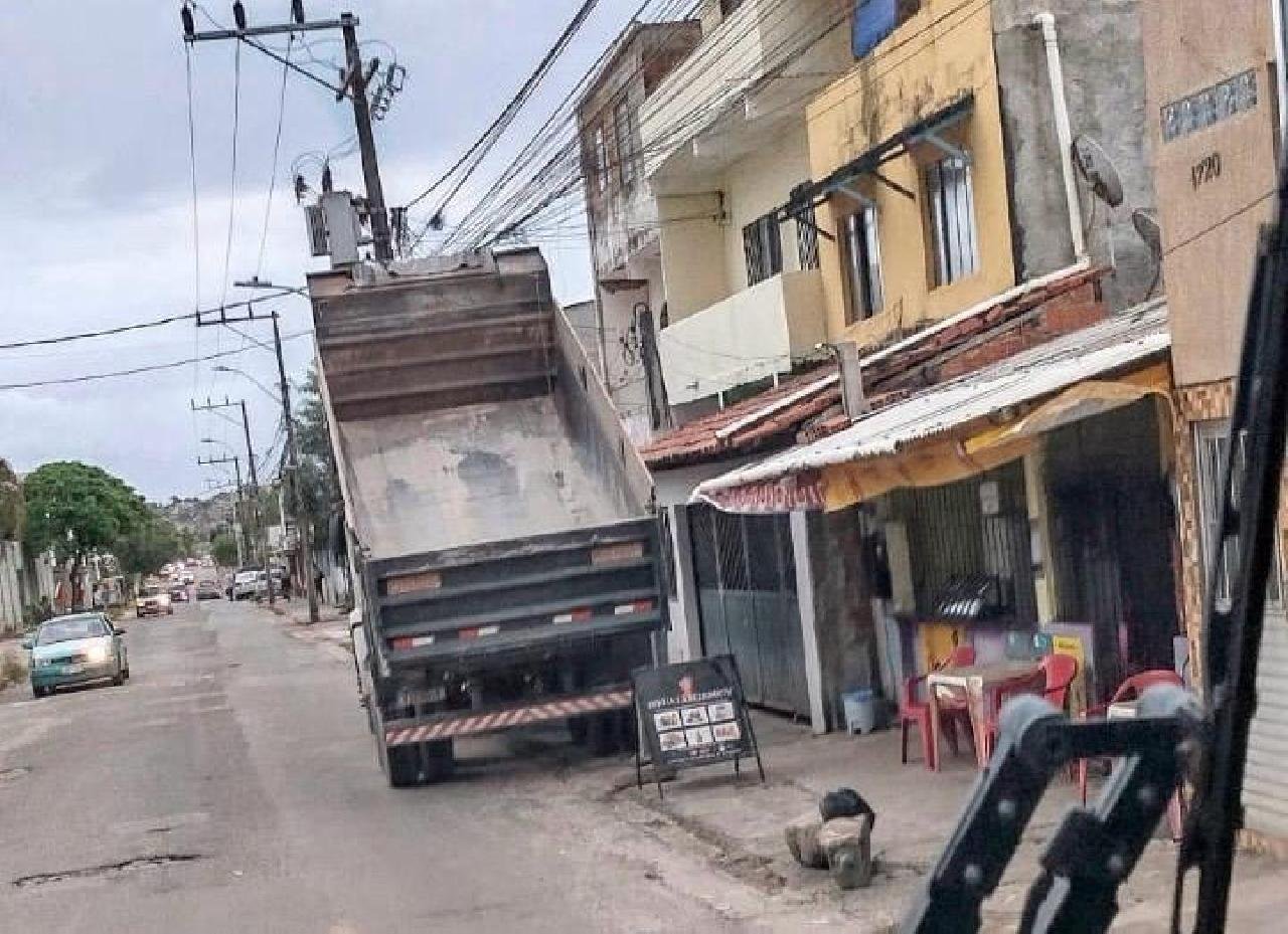 CAÇAMBA OCUPA PISTA E PÕE MOTORISTAS EM RISCO NA AVENIDA NOSSA SENHORA APARECIDA CAÇAMBA OCUPA PISTA E PÕE MOTORISTAS EM RISCO NA AVENIDA NOSSA SENHORA APARECIDA