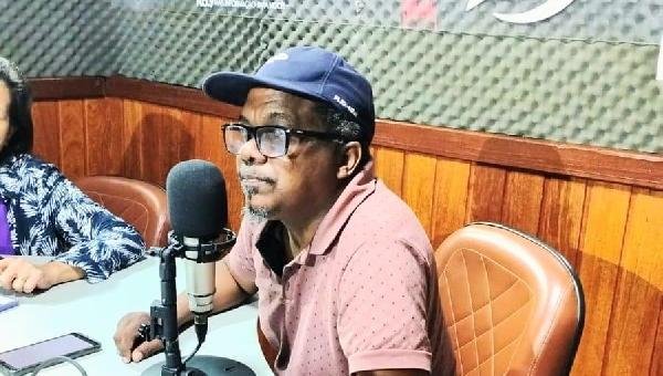 “É UM CURSINHO GRATUITO, AJUDA A POPULAÇÃO, AOS ESTUDANTES INTERESSADOS, QUE NÃO PODEM PAGAR” – AFIRMA O PROFESSOR EDUARDO REGIS