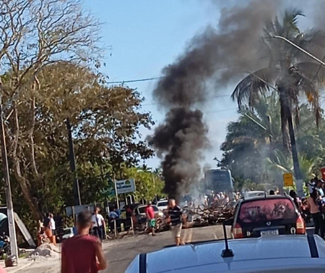 FALTA DE ENERGIA LEVA MORADORES DE LENÇÓIS A FECHAREM A BA-001 EM UNA