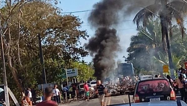 FALTA DE ENERGIA LEVA MORADORES DE LENÇÓIS A FECHAREM A BA-001 EM UNA
