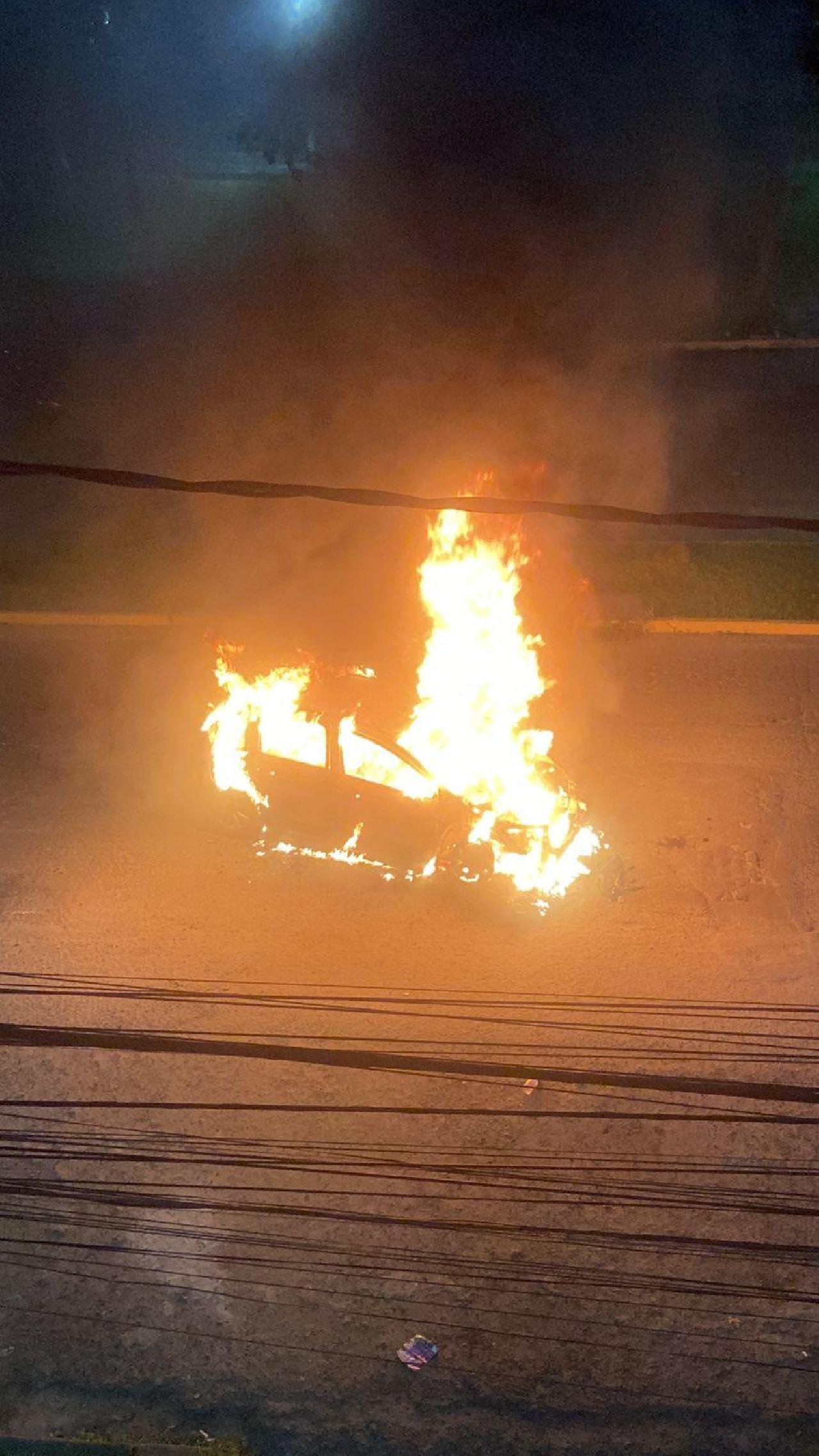 CARRO PEGA FOGO NA AVENIDA SOARES LOPES CARRO PEGA FOGO NA AVENIDA SOARES LOPES
