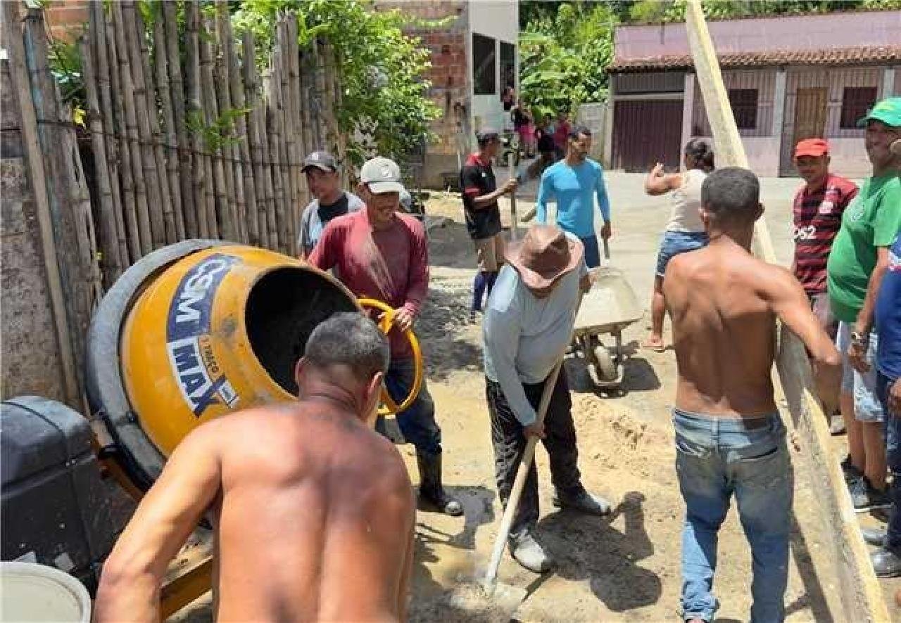 PROGRAMA DE PAVIMENTAÇÃO COMUNITÁRIA TRANSFORMA BAIRROS E RESGATA DIGNIDADE EM ILHÉUS PROGRAMA DE PAVIMENTAÇÃO COMUNITÁRIA TRANSFORMA BAIRROS E RESGATA DIGNIDADE EM ILHÉUS